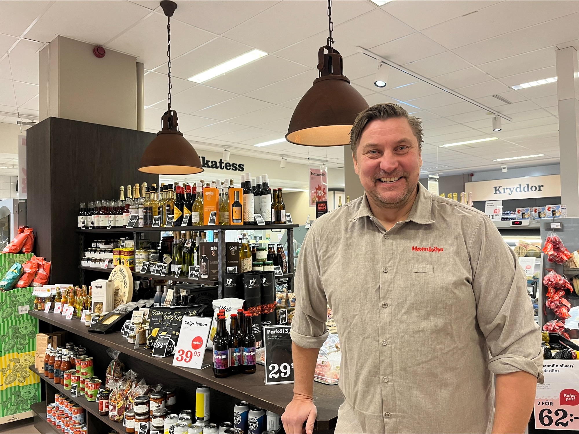 En glad manlig medarbetare i en Hemköpbutik i Västerås