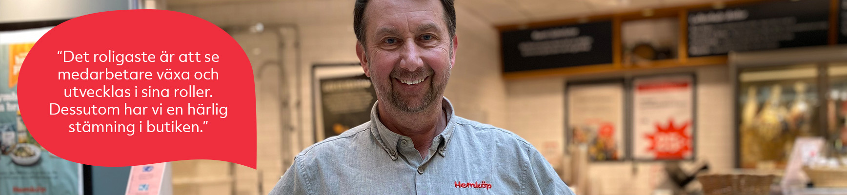 Teamchef Patrik Värlinder står framför en fiskdisk i en Hemköpbutik och ler.