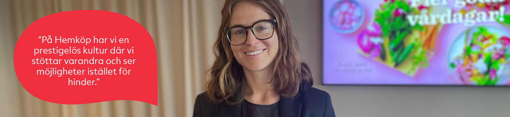 Hemköpmedarbetare Tove Bolm står inne på Hemköps supportkontor och ler.