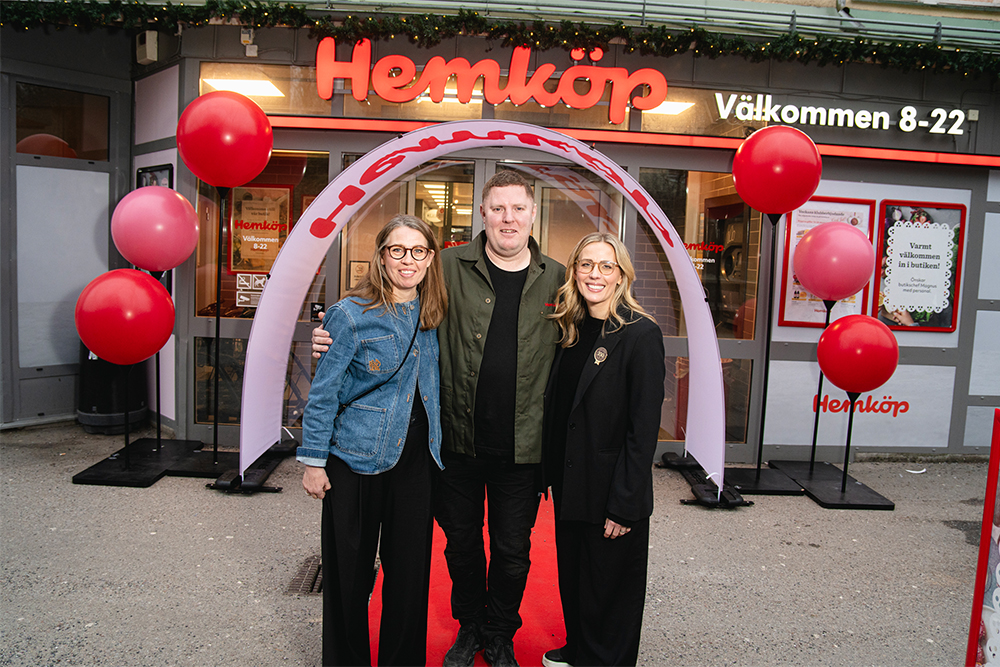 Caroline Cederblad Styrelseordförande Sabis, Magnus Carlsén, Butikschef Hemköp Tullinge och Madeleine Brehmer, VD Sabis utanför nyöppnade Sabis Tullinge.